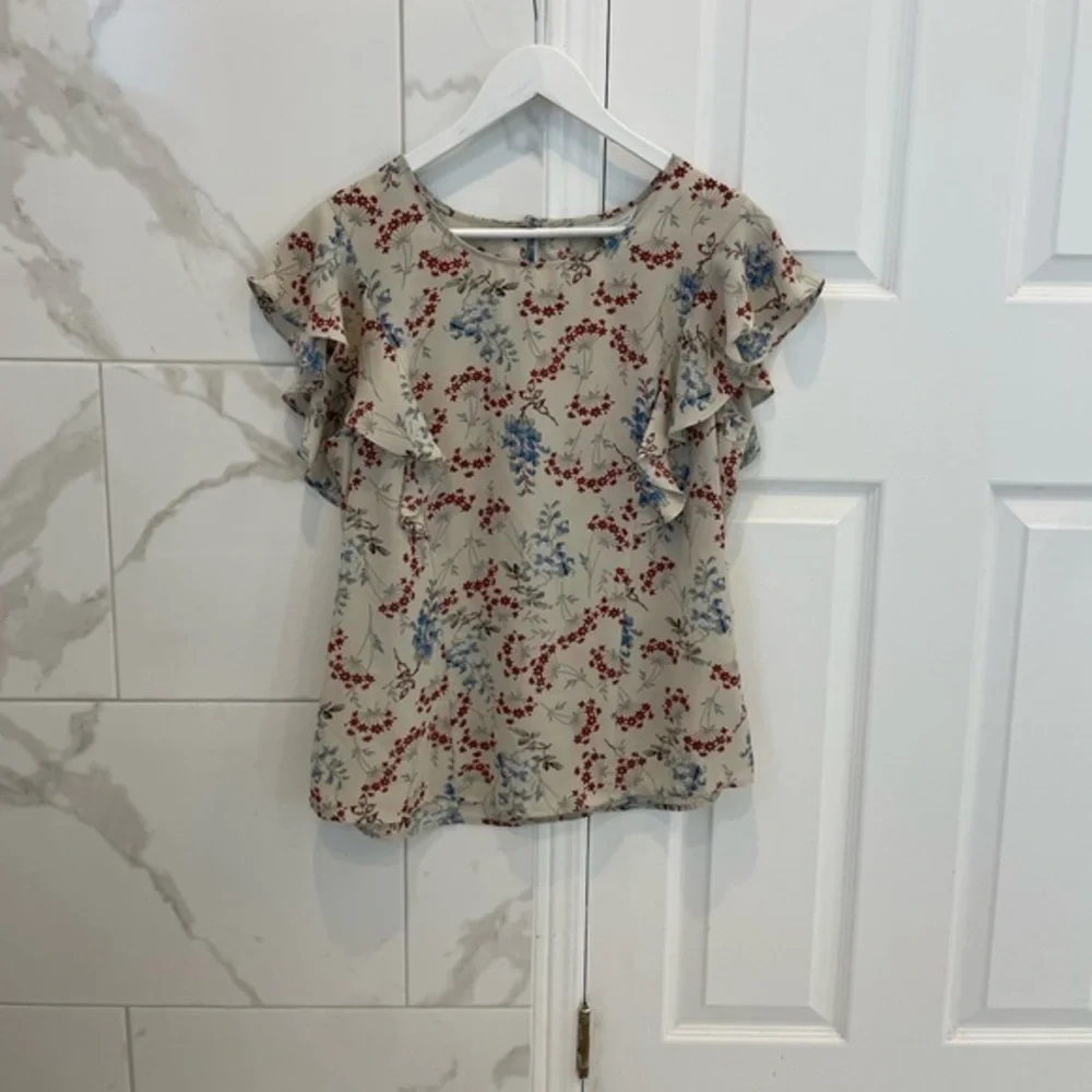 Cleo Petites Beige Floral Print Blouse With Ruffles Trim - Picture 3 of 9
